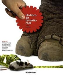 Un libro en tamaño real